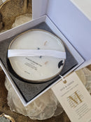 Alinterieur - Geurkaars in gouden schotel - OUD & AMBER - M-Chic - 18 branduren