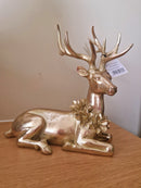 Alinterieur - Kerst - Kerstfiguur - Rendier/hert liggend  - Bloemenkraag - Goud - 25x16x25