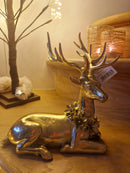 Alinterieur - Kerst - Kerstfiguur - Rendier/hert liggend  - Bloemenkraag - Goud - 25x16x25