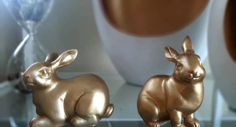 Alinterieur -  Set van 2 Gouden paashaasjes/ konijntje - Liggend - Goud - Passen - Paasdecoratie